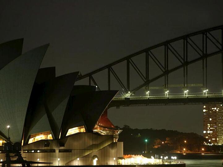 Licht aus in Sydney: Das Opernhaus und die Harbour Bridge blieben zur «Earth Hour» im Dunkeln.