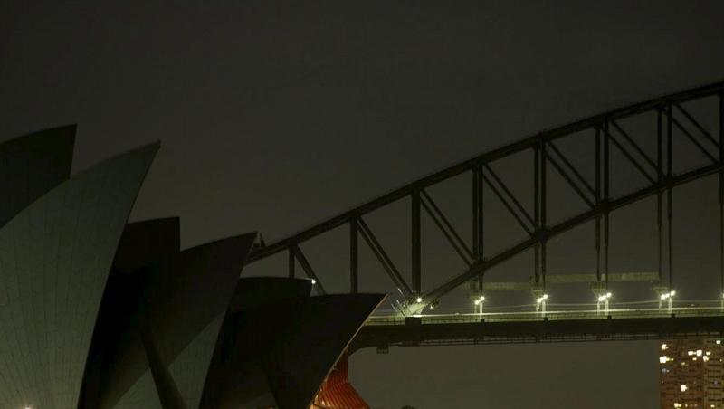 Licht aus in Sydney: Das Opernhaus und die Harbour Bridge blieben zur «Earth Hour» im Dunkeln. Licht aus in Sydney: Das Opernhaus und die Harbour Bridge blieben zur «Earth Hour» im Dunkeln.