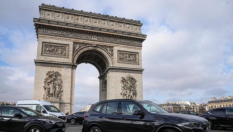 SUVs zahlen in Paris deutlich höhere Parkgebühren. (Archivbild)