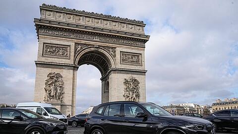 SUVs zahlen in Paris deutlich höhere Parkgebühren. (Archivbild)