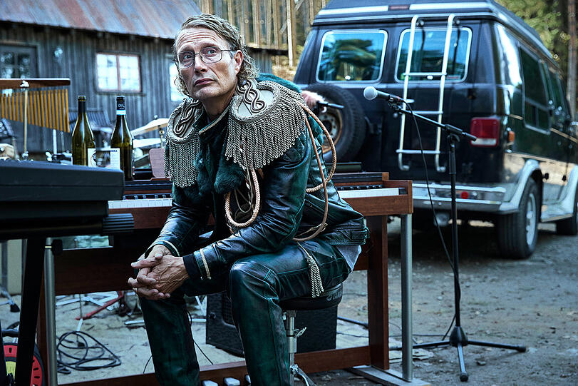 Mads Mikkelsen im Sgt-Pepper-Kost&uuml;m bei Proben f&uuml;r die Beatless-Reunnion in &bdquo;Therapie f&uuml;r Wikinger.