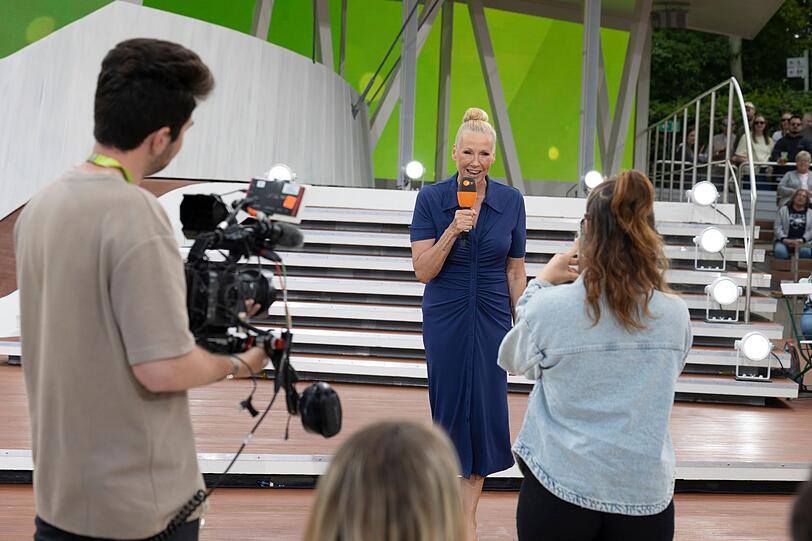 Andrea Kiewel pflegt bei jedem "Fernsehgarten" ein besonderes Ritual. Andrea Kiewel pflegt bei jedem "Fernsehgarten" ein besonderes Ritual.