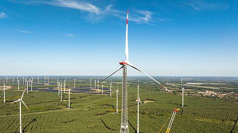 Der H&ouml;henwindturm - hier noch im Bau - ist die h&ouml;chste Windenergieanlage der Welt und zugleich das zweith&ouml;chste Bauwerk Deutschlands. (Archivbild)
