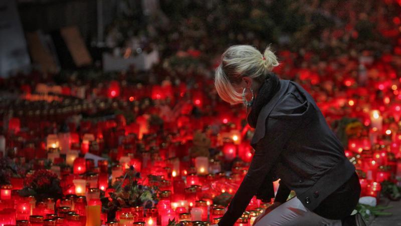Trauer am Ort des Geschehens: Eine junge Frau stellt eine Kerze ab, wo am Samstag die Katastrophe ihren Lauf nahm Trauer am Ort des Geschehens: Eine junge Frau stellt eine Kerze ab, wo am Samstag die Katastrophe ihren Lauf nahm