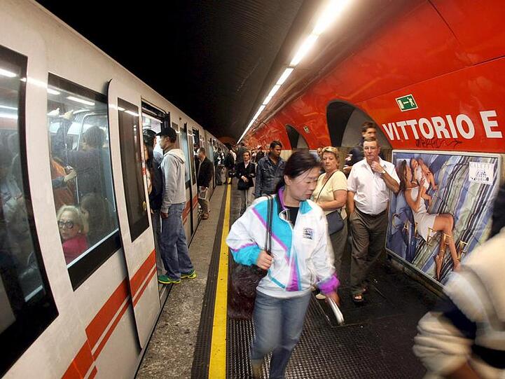 Passagiere in der U-Bahn von Rom