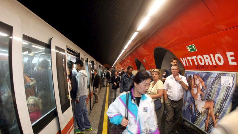 Passagiere in der U-Bahn von Rom Passagiere in der U-Bahn von Rom