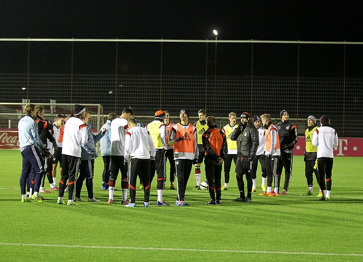 Am Dienstagabend war die DFB-Elf zu Gast beim FC Bayern. Die Bilder vom Training an der Säbenerstraße.
