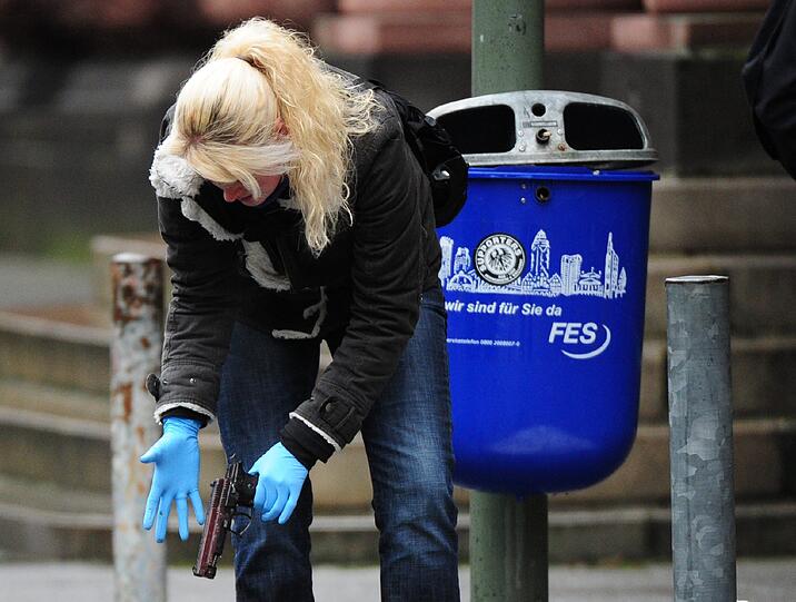 Schüsse in Frankfurt: Bei einem Gerichtstermin ist ein Mann getötet worden. Die Bilder...