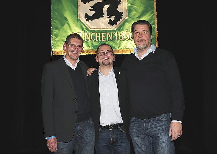Im Hintergrund hat man in der Zwischenzeit eine Lösung gefunden. Gerhary Mayrhofer und sein Präsidium lassen sich auf einer außerordentlichen Delegiertenversammlung erneut als Vorstand des Vereins wählen. Das gelingt, wenngleich Mayrhofer bei seiner Wahl nur 65,3 Prozent der Stimmen erhält.