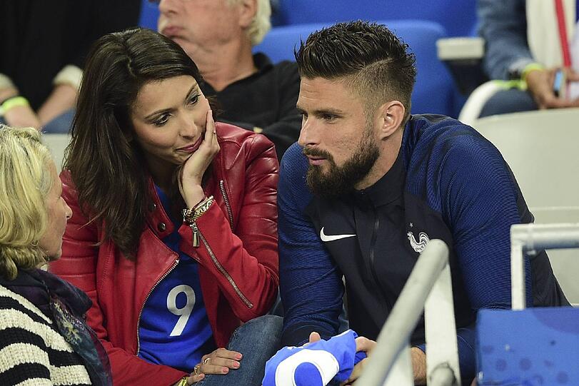 Frankreich: Olivier Giroud und seine Frau Jennifer haben keine leichte Zeit hinter sich. Der Stürmer musste sich öffentlich entschuldigen, nachdem ein Model drohte, private Fotos von ihm in einem Hotelzimmer zu veröffentlichen. Die beiden sind Eltern einer Tochter.