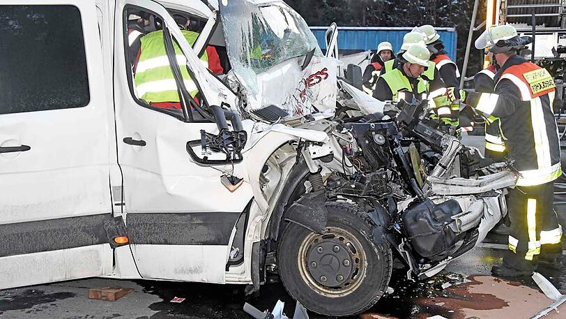 Die Feuerwehr musste den Fahrer aus seinem Führerhaus befreien. Die Bilder vom Unfall auf der A8.