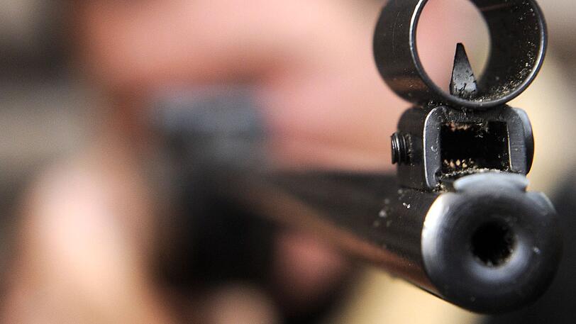Ein plötzlicher Schmerz am Oberschenkel des Jungen stoppte das Spiel der beiden Kinder. Die gefundenen Geschosse stammen aus einem Luftgewehr. (Symbolbild)