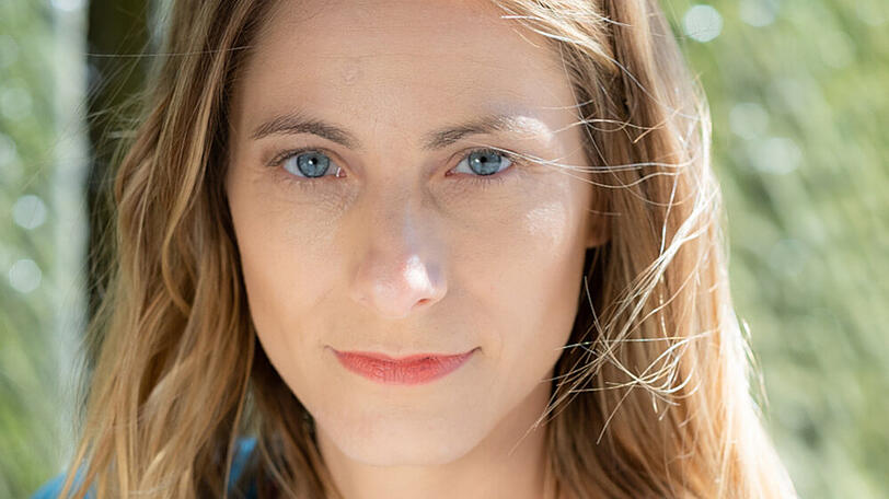Bettina Schuler ist Autorin und ausgebildete Yogalehrerin