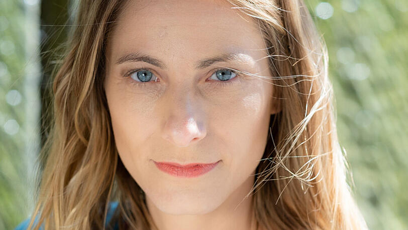 Bettina Schuler ist Autorin und ausgebildete Yogalehrerin Bettina Schuler ist Autorin und ausgebildete Yogalehrerin