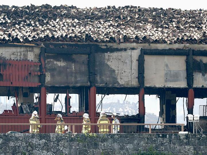 Feuerwehrleute bei dem Einsatz an Shuri-Burg.