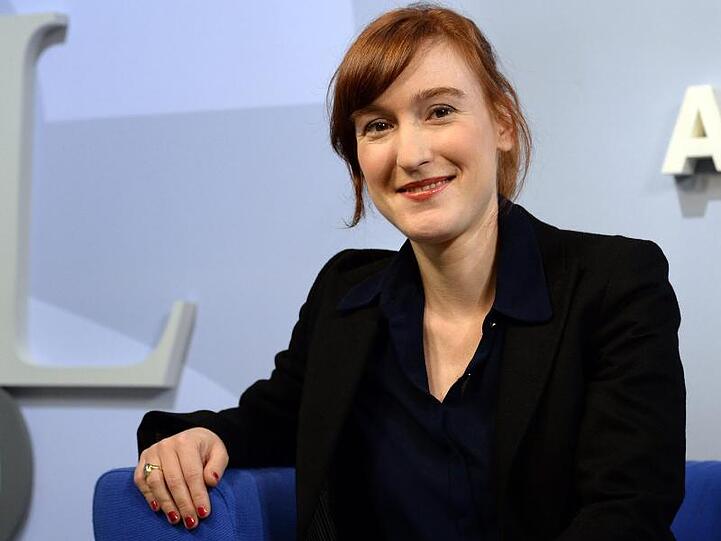 Die Autorin Nora Bossong lächelt in die Kamera. Foto: Jens Kalaene/zb/dpa