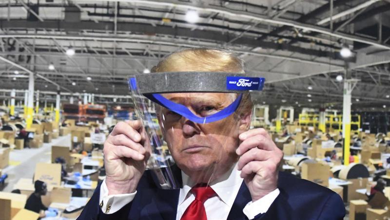 Donald Trump hält während des Rundgangs in einem Ford-Werk ein Gesichtsvisier in den Händen - einen Mundschutz trug er trotz Aufforderung nicht. Donald Trump hält während des Rundgangs in einem Ford-Werk ein Gesichtsvisier in den Händen - einen Mundschutz trug er trotz Aufforderung nicht.