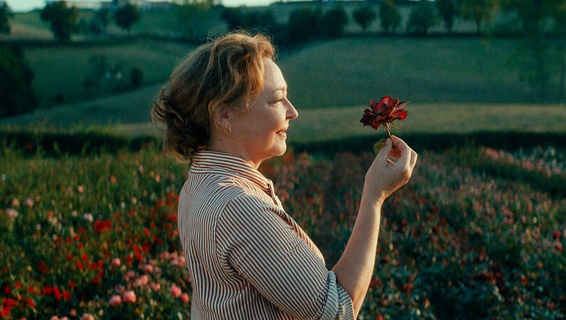 Catherine Frot als Eve Vernet in einer Szene des Films "Der Rosengarten von Madame Vernet". Der Film kommt am 9. September 2021 in die deutschen Kinos.