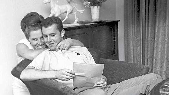 Der gehört mir: Brigitte und Franz Beckenbauer. Foto: imago Der gehört mir: Brigitte und Franz Beckenbauer. Foto: imago