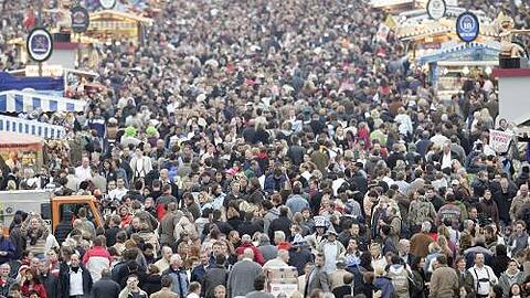 Menschenmassen drängen aufs Oktoberfest: Vor und in den Zelten wird der Ansturm immens sein.