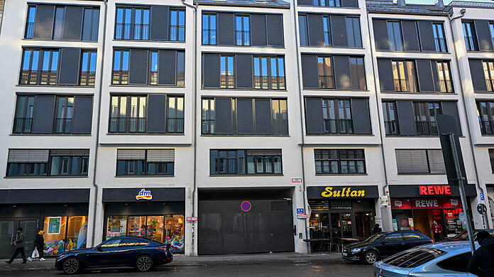 Ziemlich neues Haus, trotzdem Wasserschaden. In der Goethestraße 30 läuft regelmäßig Abwasser in den untersten Stock der Kellerabteile. Der Eigentümer ist sich keiner Schuld bewusst. In vielen Fällen sieht es nach einem Rechtsstreit aus.