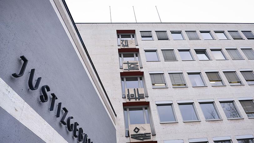 Fünf junge Männer stehen in Aschaffenburg vor Gericht, weil sie ältere Männer mit fingierten Sexkontakten erpresst und diese teils stundenlang festgehalten haben sollen. (Symbolbild)