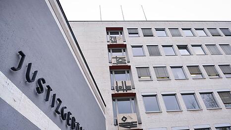 Fünf junge Männer stehen in Aschaffenburg vor Gericht, weil sie ältere Männer mit fingierten Sexkontakten erpresst und diese teils stundenlang festgehalten haben sollen. (Symbolbild)