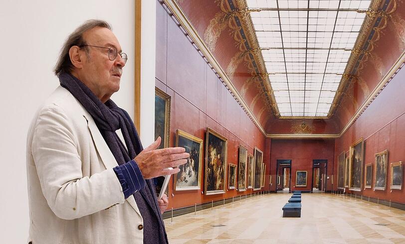 Wie man den Menschen die Bilder erklärt: Lothar Schirmer vor einer Louvre-Fotografie der Becher-Schülerin Candida Höfer.