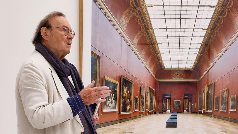 Wie man den Menschen die Bilder erklärt: Lothar Schirmer vor einer Louvre-Fotografie der Becher-Schülerin Candida Höfer.