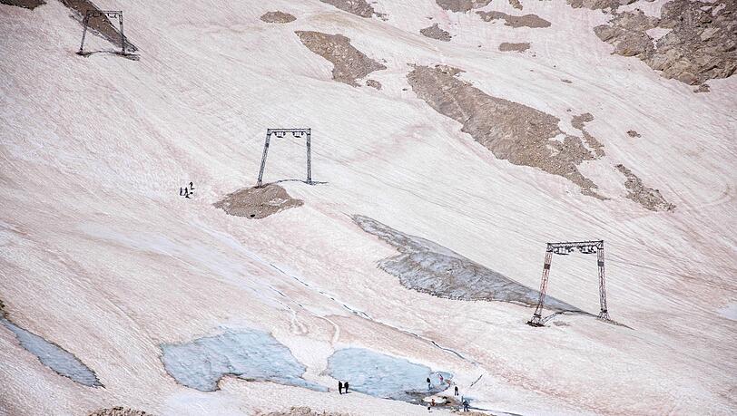 Ein Schlepplift auf dem N&ouml;rdlichen Schneeferner - hier im Sommer. (Archivbild)