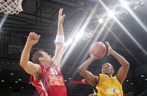 Center Jared Homan (l.) ist der neue starke Mann des FC Bayern.