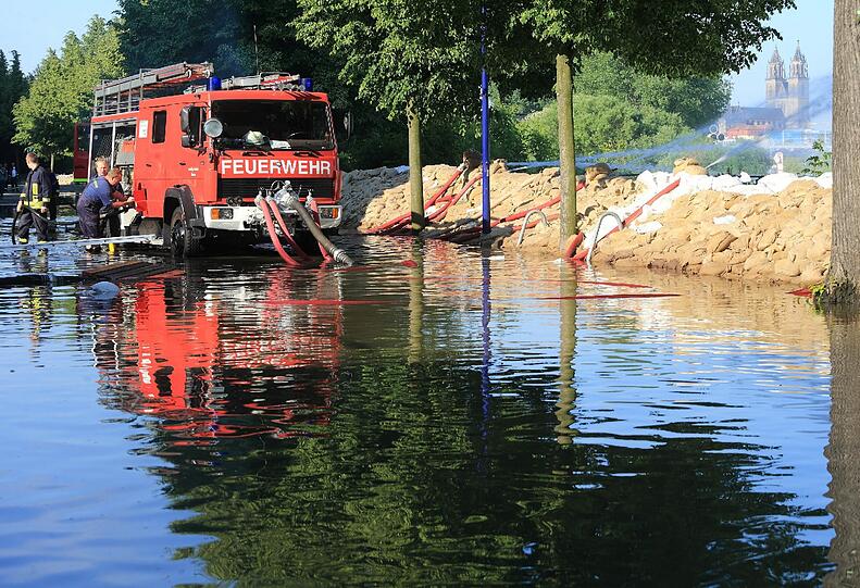 Die einsatzkräfte versuchen das schlimmste zu verhindern.
