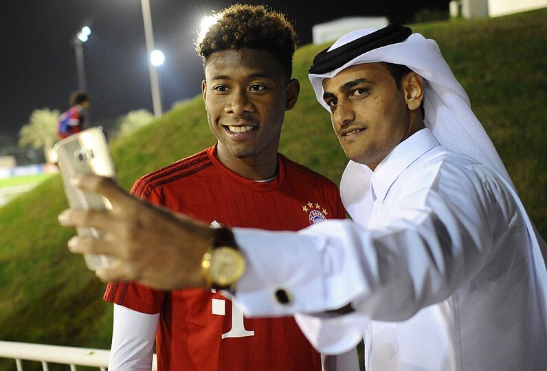 Der FC Bayern München gastiert in Doha und hat auch dort Fans. David Alaba erfüllt hier den Fotowunsch eines Anhängers.