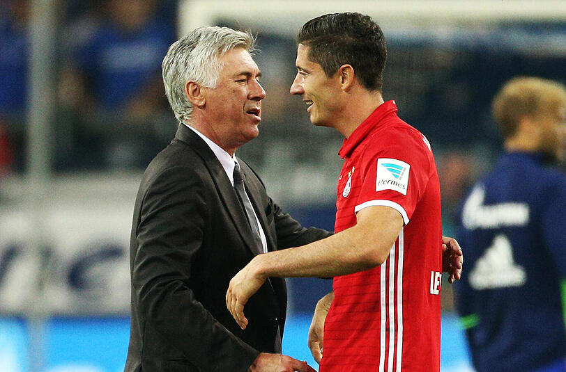 Als Vater wird Lewandowski noch besser spielen, meint Bayern-Trainer Carlo Ancelotti (l.).