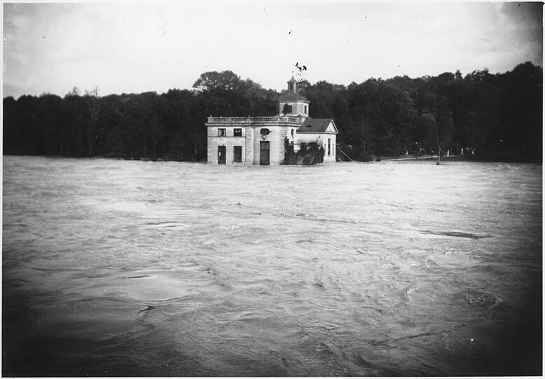 Ein Bild aus dem Jahr 1899: Die Isar führt Hochwasser.