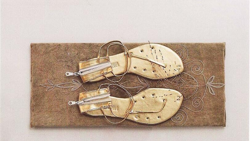 „Die Sandalen meiner afrikanischen Schwester“ heißt dieses Werk. „Die Sandalen meiner afrikanischen Schwester“ heißt dieses Werk.