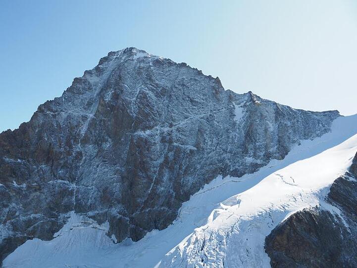Blick auf den Dent Blanche. Zwei deutsche Alpinisten sind an dem knapp 4357 Meter hohen Berg in den Tod gestürzt.