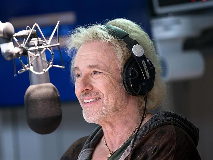Thomas Gottschalk beim Bayerischen Rundfunk in einem Studio.