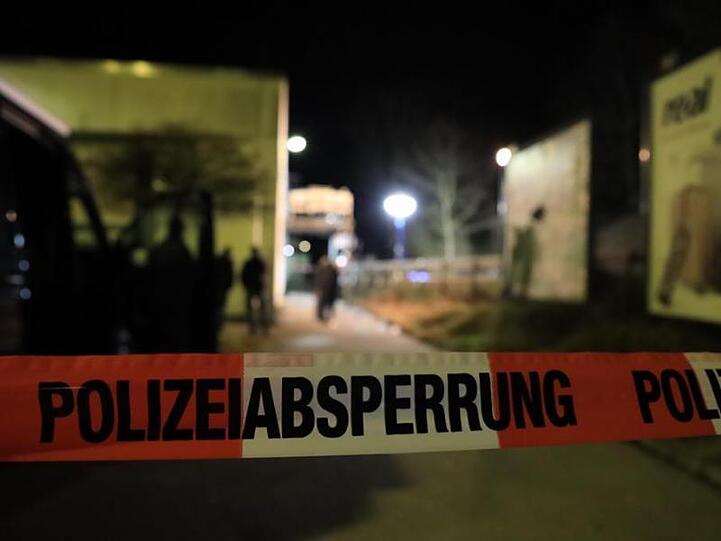 Ein Absperrband der Polizei hängt vor dem Tatort. Foto: PFAE/Schreiner/-/dpa