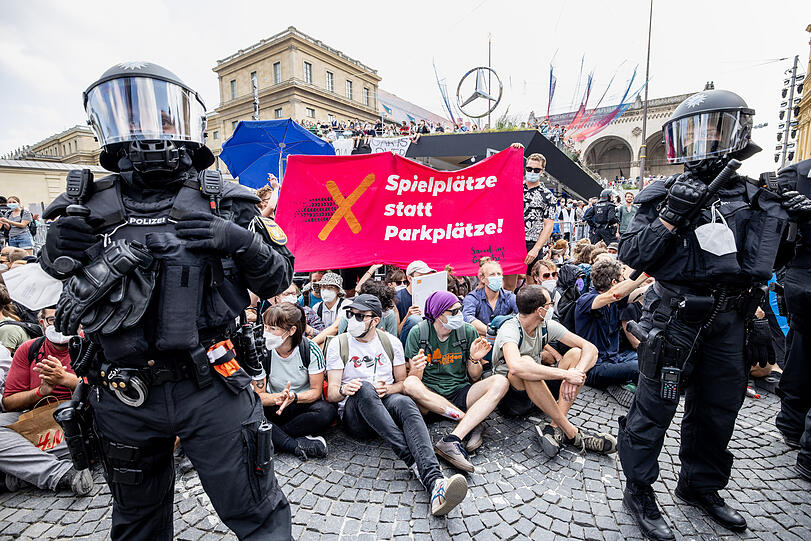 Polizisten vor Aktivisten auf dem Odeonsplatz.