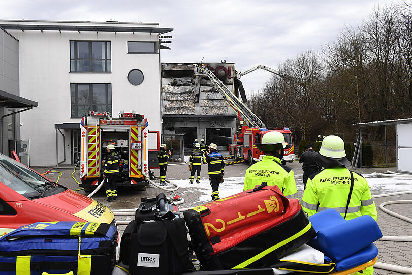 Die Feuerwehr beim Löschen der brennenden Lagerhalle in Freimann.
