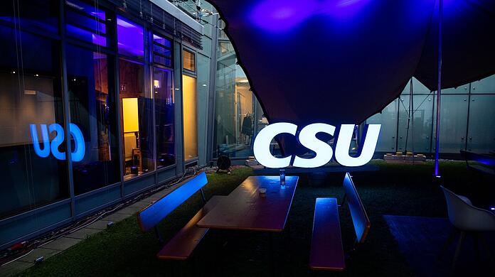 Das Logo der CSU im Innenhof der Parteizentrale in München.