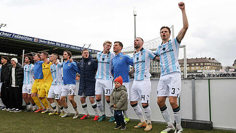 Hoch die H&auml;nde, Sieg am Wochenende: 1860-Verteidiger Voet (r.) und Kollegen frohlocken nach dem Dreier gegen Tabellennachbar Hansa Rostock vor den L&ouml;wenfans in der Westkurve.