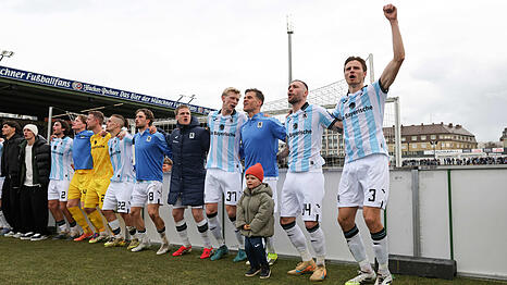 Hoch die H&auml;nde, Sieg am Wochenende: 1860-Verteidiger Voet (r.) und Kollegen frohlocken nach dem Dreier gegen Tabellennachbar Hansa Rostock vor den L&ouml;wenfans in der Westkurve.