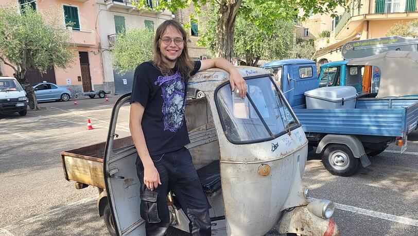 Toni Alessandro aus dem nieders&auml;chsischen Landkreis Diepholz f&auml;hrt eine Ape der ersten Stunde aus dem Jahr 1958. Er ist einer der Ape-Liebhaber, die sich f&uuml;r die &bdquo;EuroApe&ldquo; in Italien am Wochenende versammelt haben.
