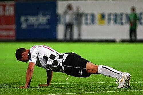 Liegestütze im Fußballtrikot: Schumacher &ndash; hier im Juli dieses Jahres bei einem Benefiz-Match &ndash; ist ein Fitness-Fanatiker.