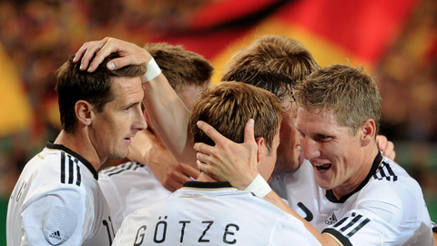 Eine zweite Nationalmannschaft für Deutschland wünscht sich Komiker und Kabarettist Django Asül.