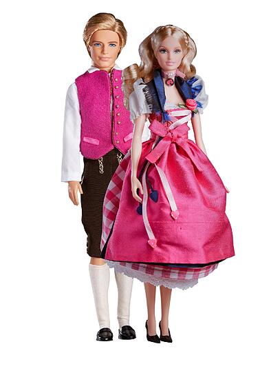 Endlich hat Barbie auch eins: In maßgeschneidertem "Schatzi"-Dirdl kann die Mattel-Puppe locker mit Kens neuer Tracht mithalten! Noch sind die Kleider von Designerin Katharina Lukacs Unikate. Bei großer Nachfrage könnte die Puppentracht aber bald für alle Fans zu haben sein, verspricht Mattel.