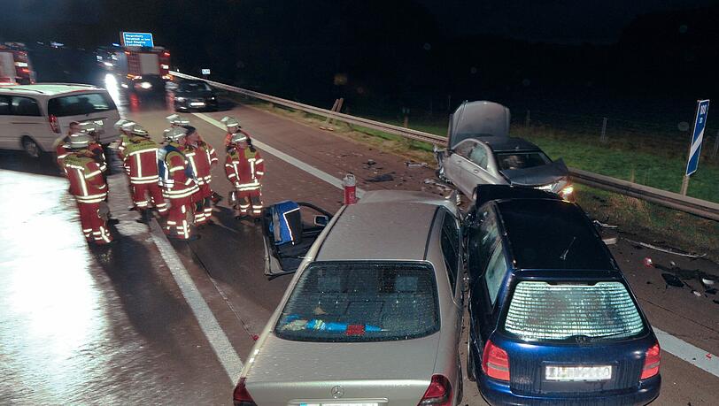Beschädigte Fahrzeuge stehen am Samstagabend auf der Autobahn 93 nahe Siegenburg (Niederbayern). Auf der Autobahn sind sieben Fahrzeuge ineinander gerast. Beschädigte Fahrzeuge stehen am Samstagabend auf der Autobahn 93 nahe Siegenburg (Niederbayern). Auf der Autobahn sind sieben Fahrzeuge ineinander gerast.