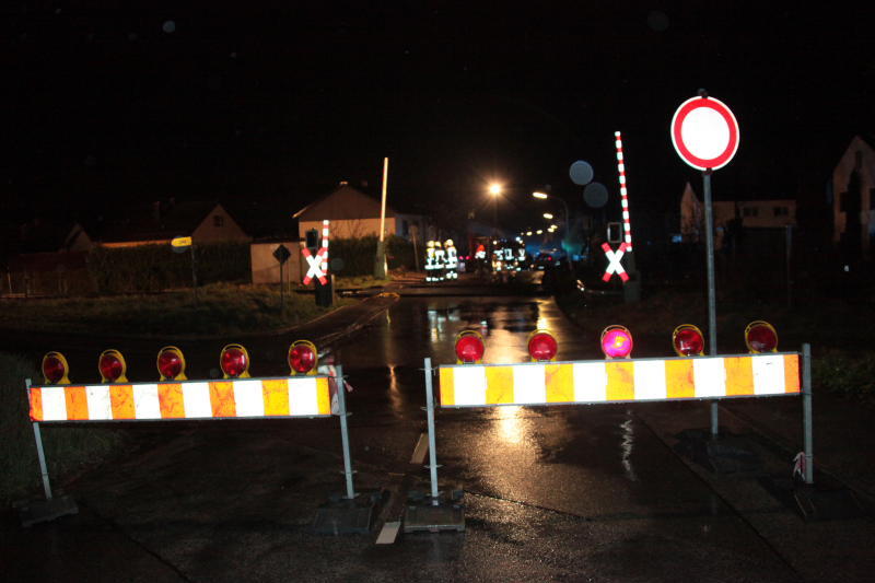 In Landkreis Altötting ist in der Nacht zum Donnerstag ein Unbekannter mit seinem Rad auf einem Bahnübergang vom Zug erfasst worden - die Person starb. Bilder vom Geschehen.